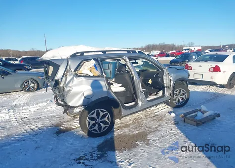 2022 Subaru Forester Premium z USA, uszkodzony, nr VIN JF2SKAEC9NH477144